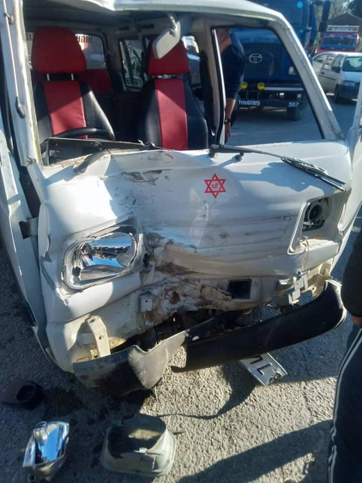 2 youth injured in van and bike collision in kullu