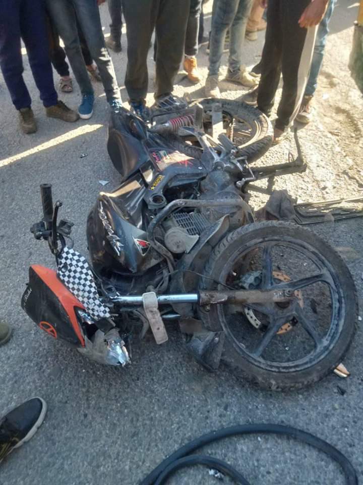 2 youth injured in van and bike collision in kullu