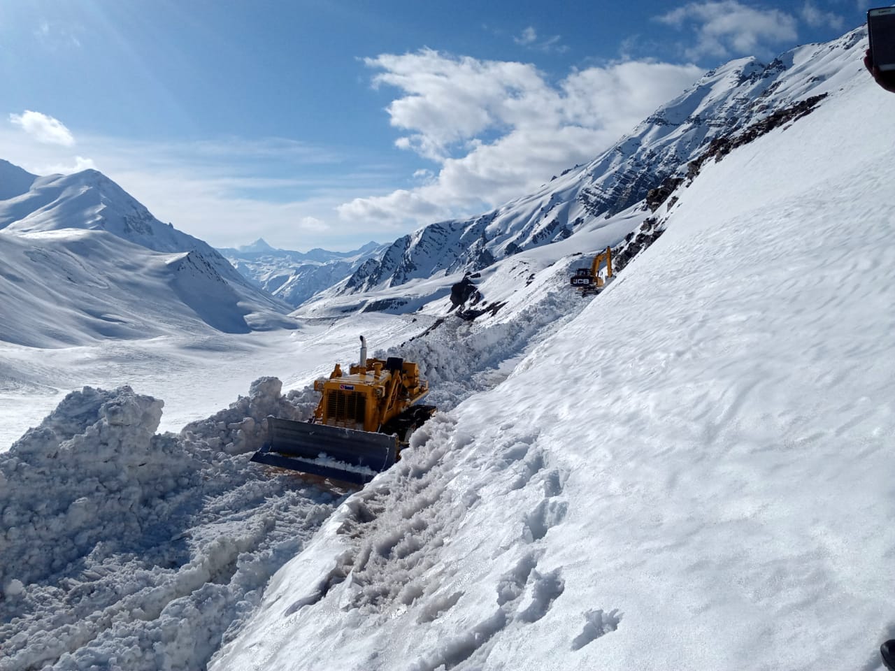 Driver arrived to take out the trapped trucks at Baralacha Pass