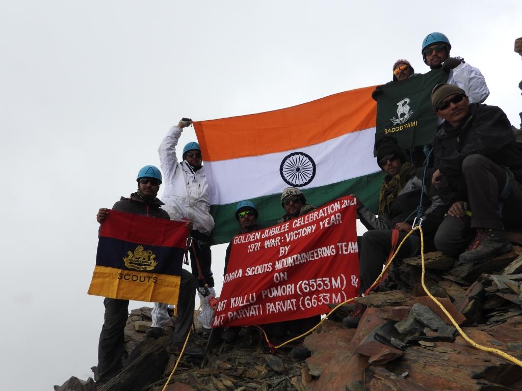 लाहौल स्पीति में तीन चोटियों पर फहराया तिरंगा