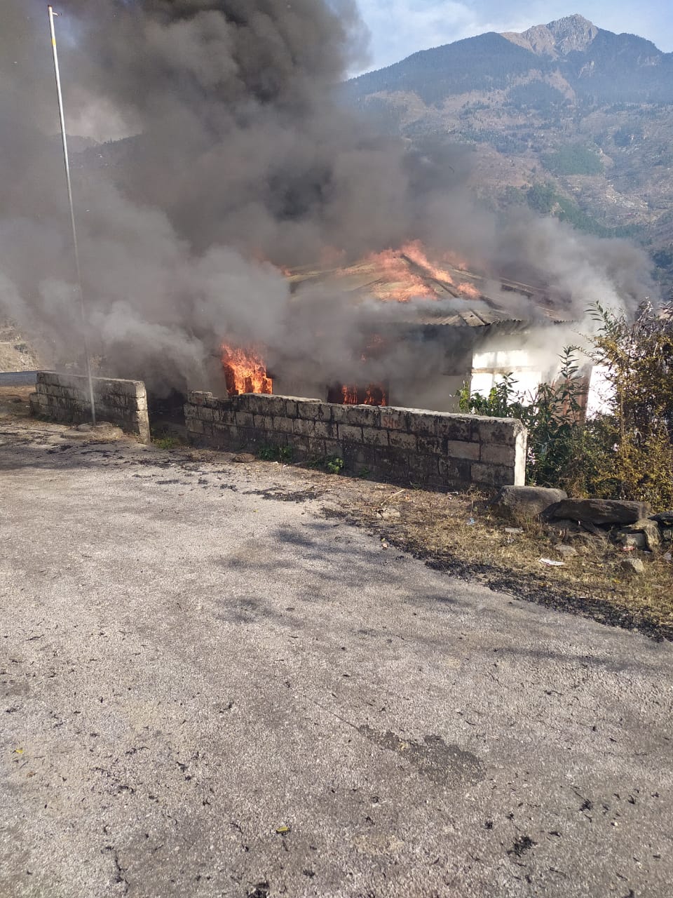 Old panchayat house burnt in Kullu