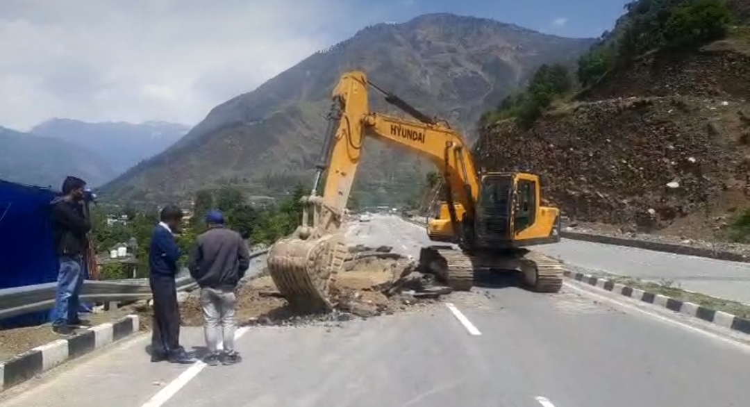 Fourlane road Security wall sunk in Bada Bhuin of Kullu