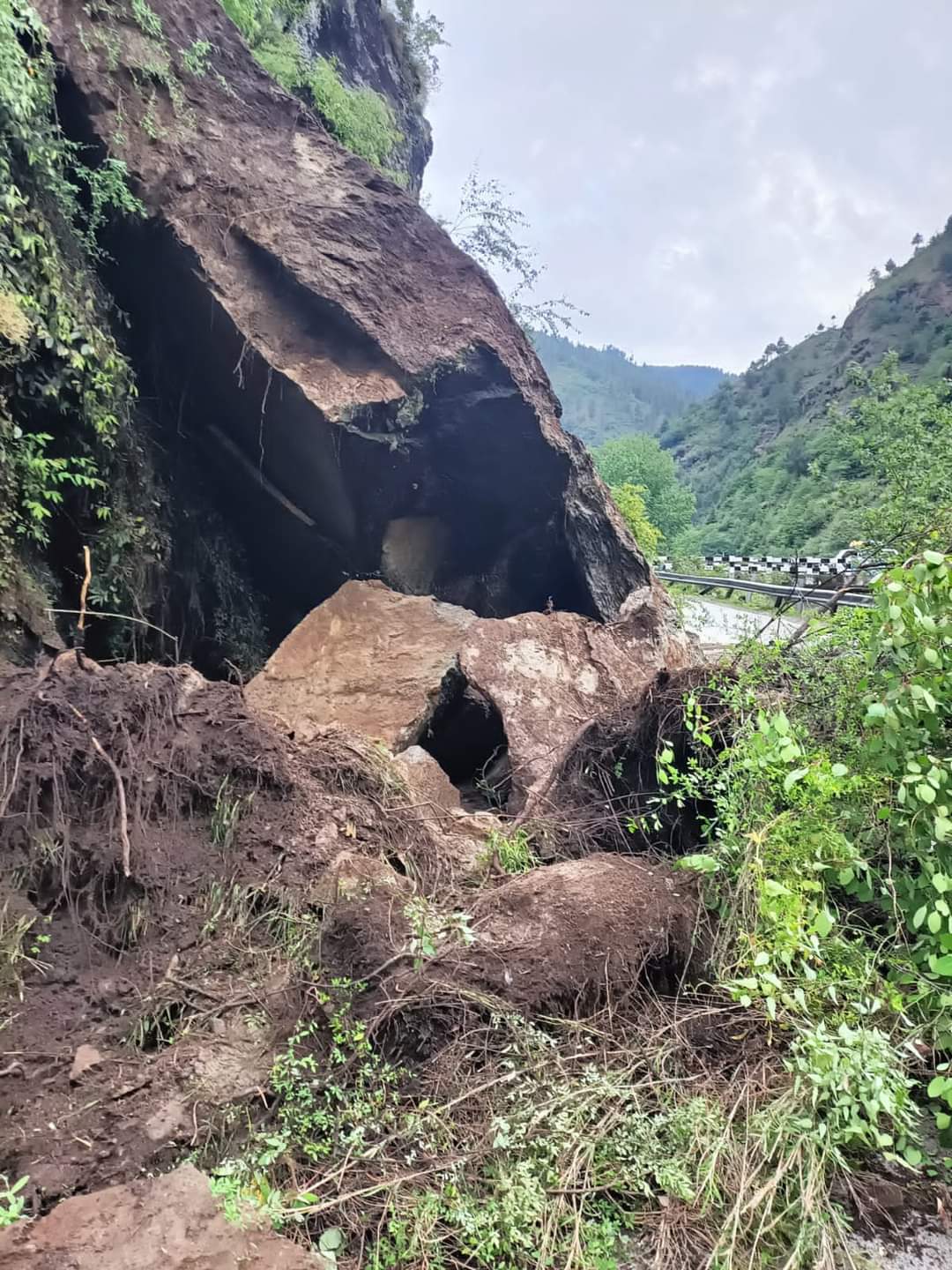Landslide in Khalada Nala of Kullu