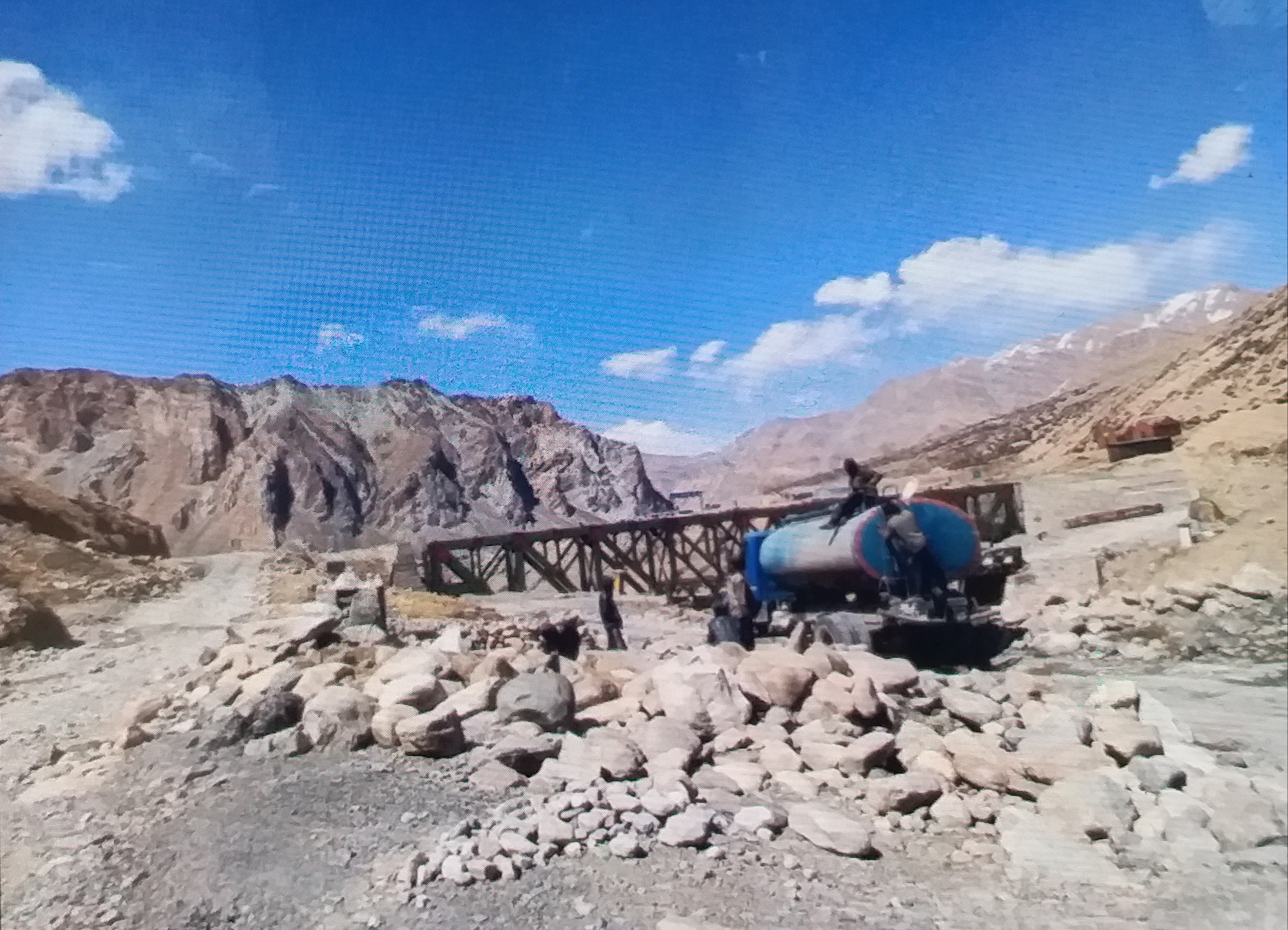 Manali Leh road restored for small vehicles