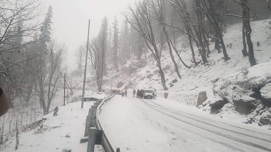 Snowfall started in Manali and Atal Tunnel