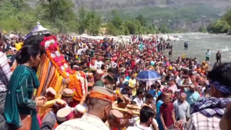 Devta holy bath in Beas river with Devotees in Kullu