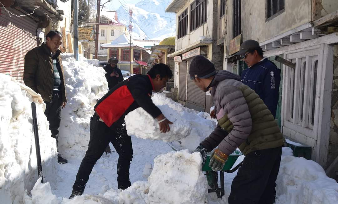 वाहनों को फिलहाल पलचान तक भेजा जा रहा है