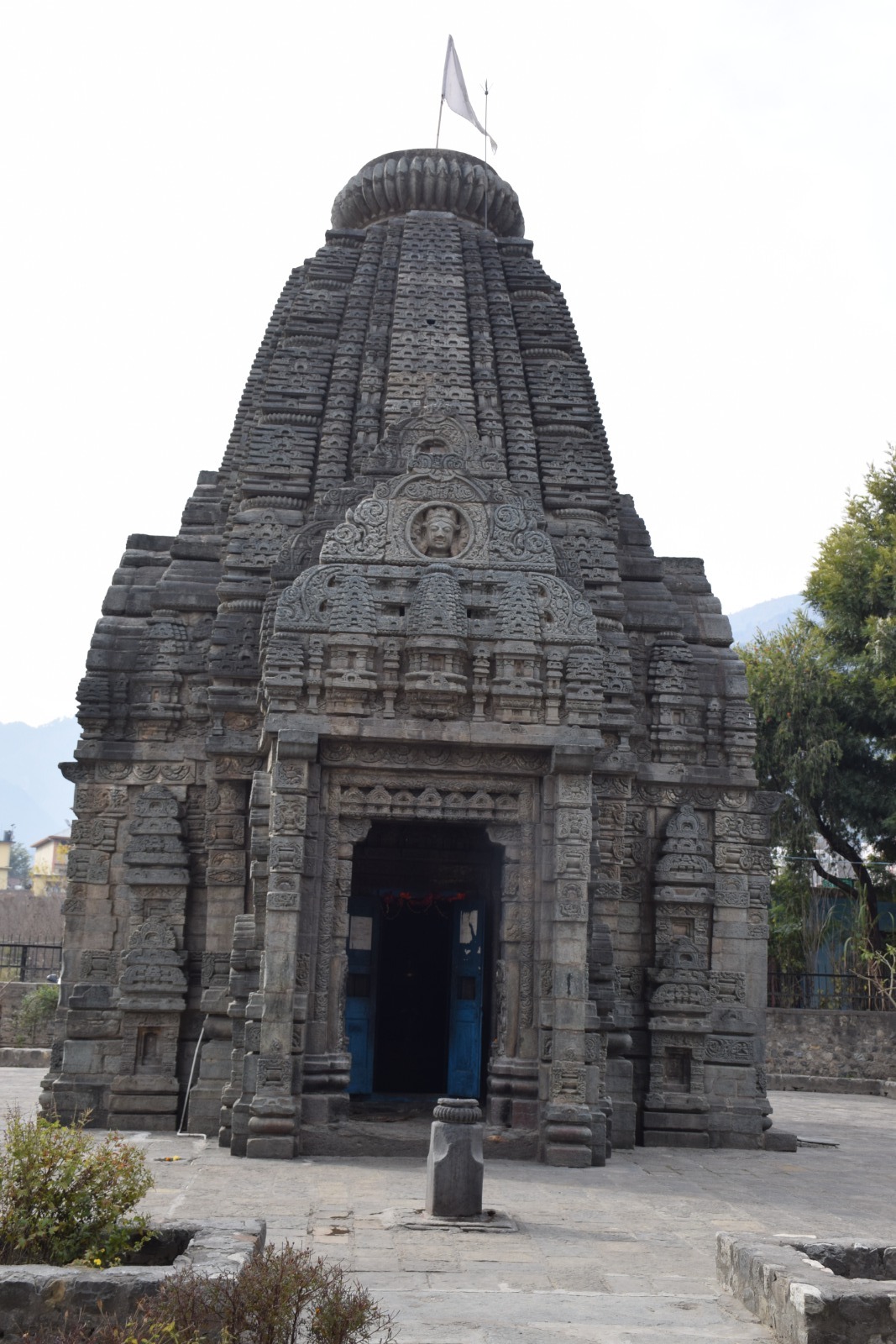 बशेश्वर महादेव मंदिर को विश्वेश्वर महादेव मंदिर के रूप में भी जाना जाता है.