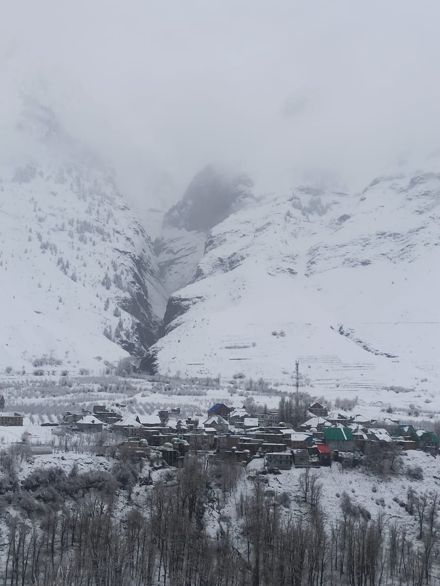 Framer suffer from heavy snowfall-in-Lahaul-spiti in Himachal Pradesh