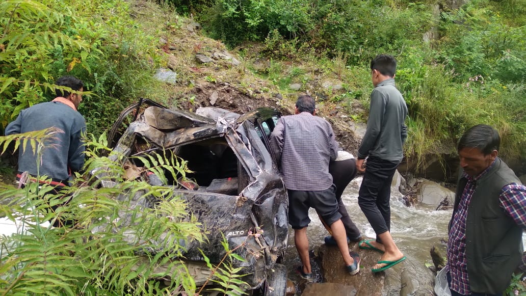 car fell into a ditch on janjehli chhatri road