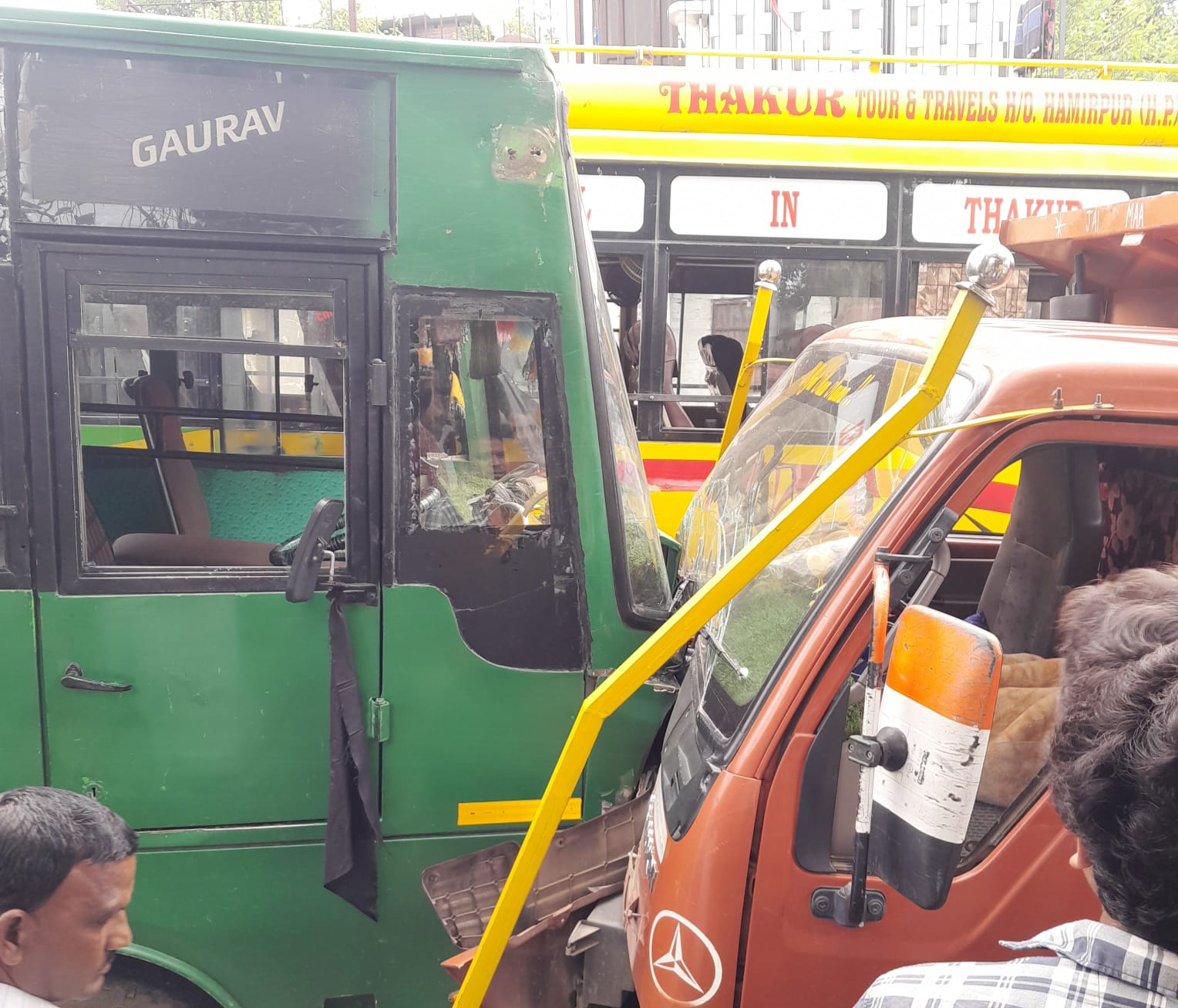 bus truck collision mandi news
