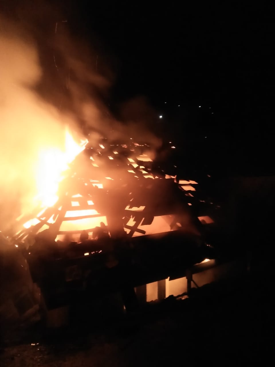 fire incident in mandi, लम्बाथाच में 12 कमरों का 2 मंजिला मकान जलकर राख