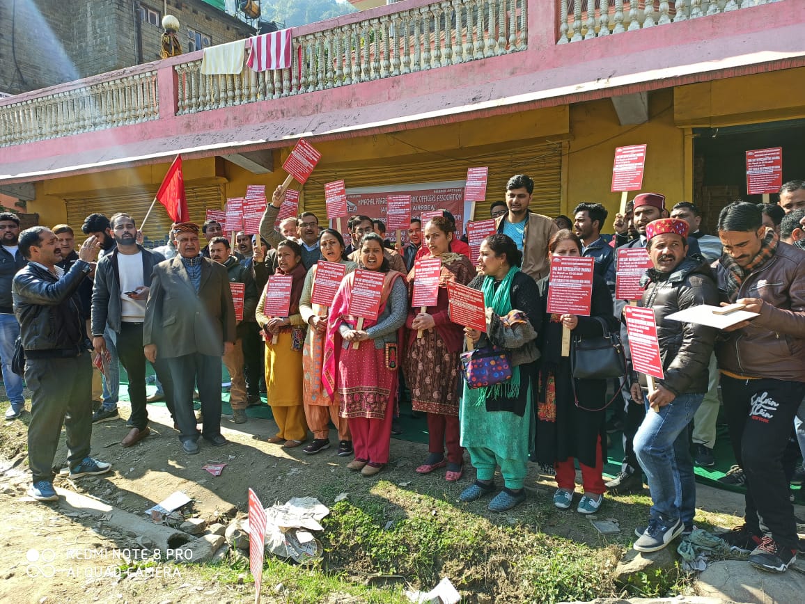 Employee union protest in Mandi