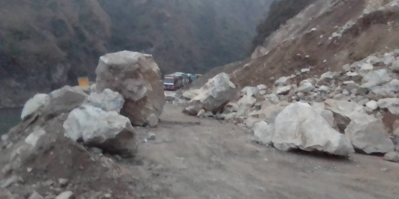 manali chandigarh nh closed for one and a half hours due to landslide