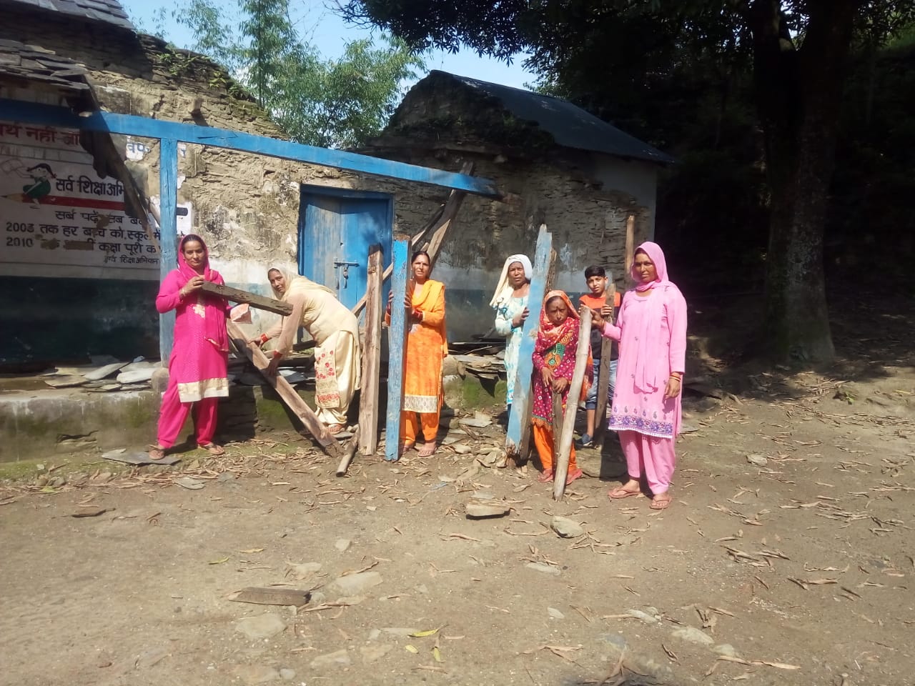 प्राइमरी स्कूल बड़ोग की छत्त गिरने के बाद सामान समेटती महिलाएं