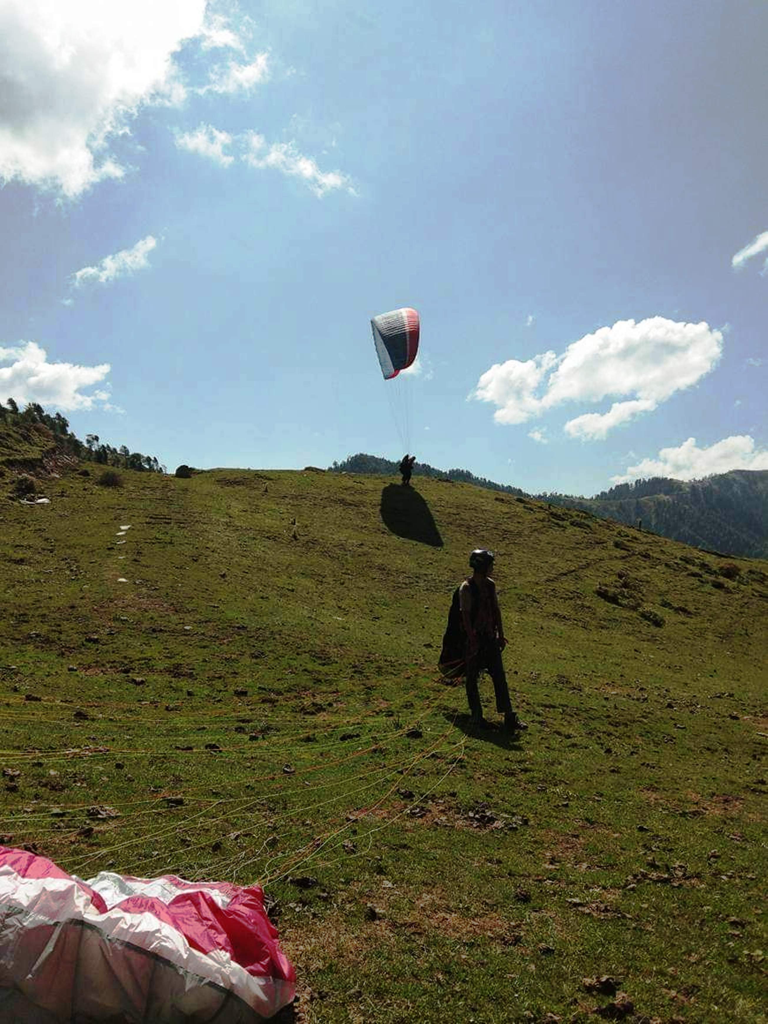 paragliding in Himachal,हिमाचल में पैराग्लाइडिंग