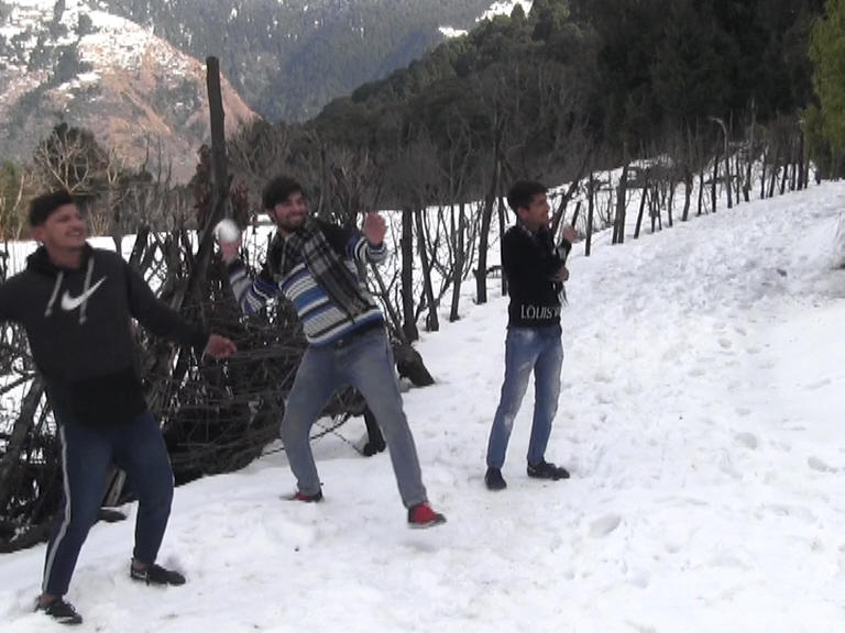 tourist enjoying snow in parashar