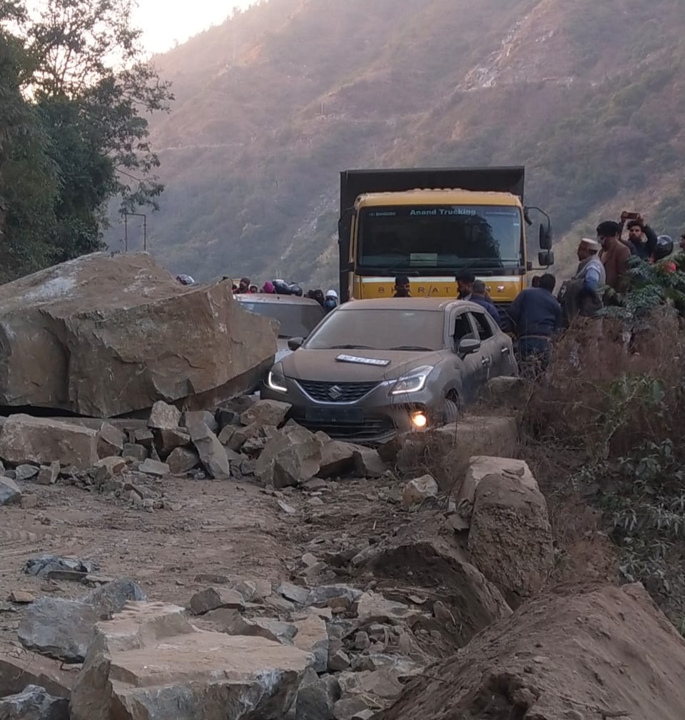 Stones fell from hill near dumping site in Mandi