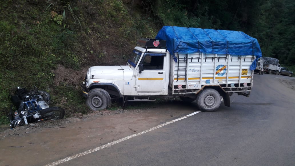 mandi, collision of 3 vehicles, मंडी, गोहर थाना, बगस्याड़, कॉलेज नेरचौक, एसपी मंडी गुरुदेव चंद शर्मा, ईटीवी भारत