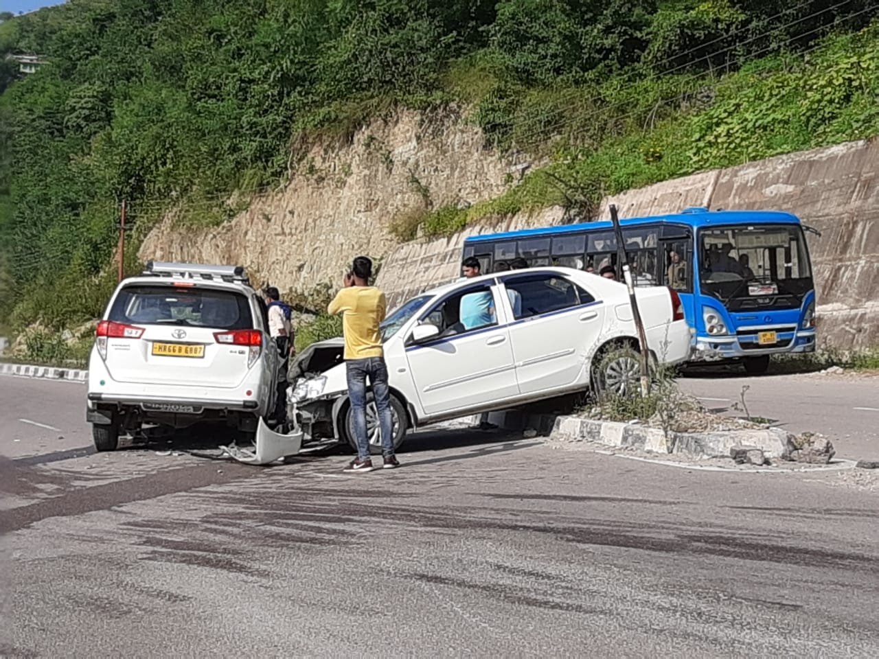 mandi, road accident, मंडी, चंडीगढ़-मनाली नेशनल हाईवे-21, जोरदार टक्कर,  दो कारों में भीषण टक्कर, ईटीवी भारत