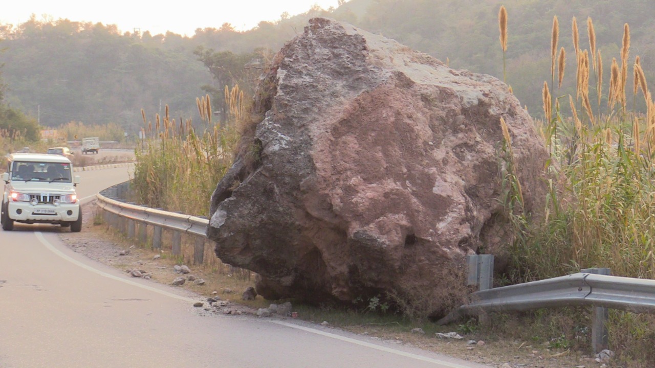 A massive cluster fell on the road on NH-21, नेशनल हाईवे-21 पर गिरी चट्टान