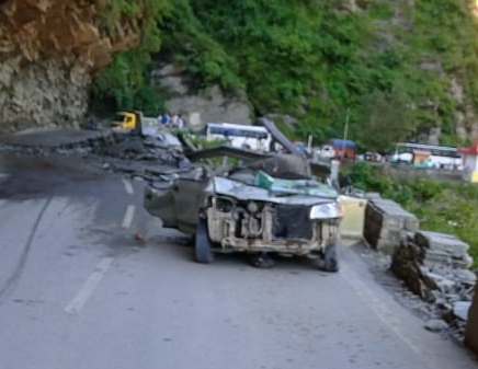 Stones fell on car in mandi