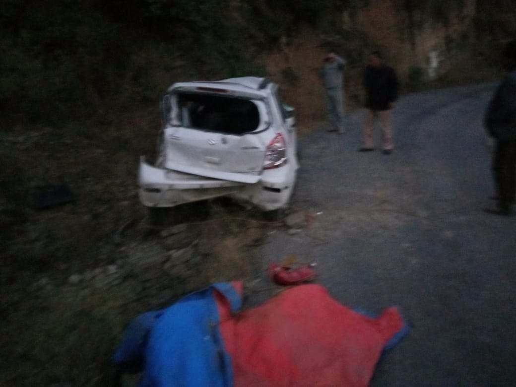 karsog, mandi, car accident in tevan karsog, तेवन के समीप 100 फीट गहरी खाई में गिरी कार, तेवन के समीप एक कार के 100 फीट गहरी खाई में लुढ़की, डीएसपी अरुण मोदी, ईटीवी भारत