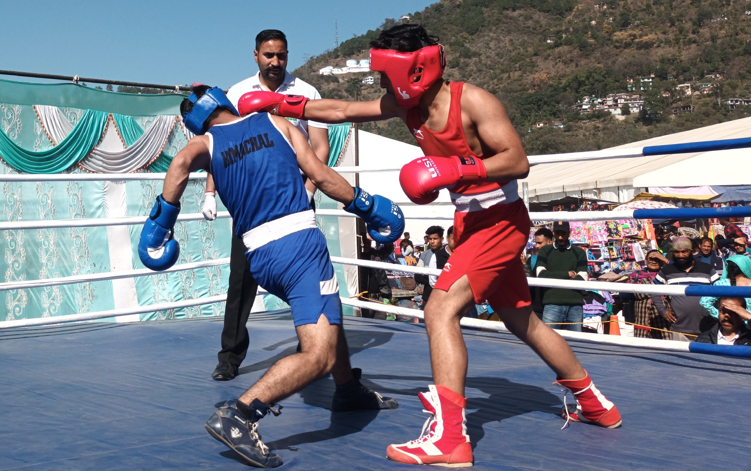 अंतरराष्ट्रीय शिवरात्रि महोत्सव के दौरान पड्डल मैदान में बॉक्सिंग प्रतियोगिता का आयोजन.