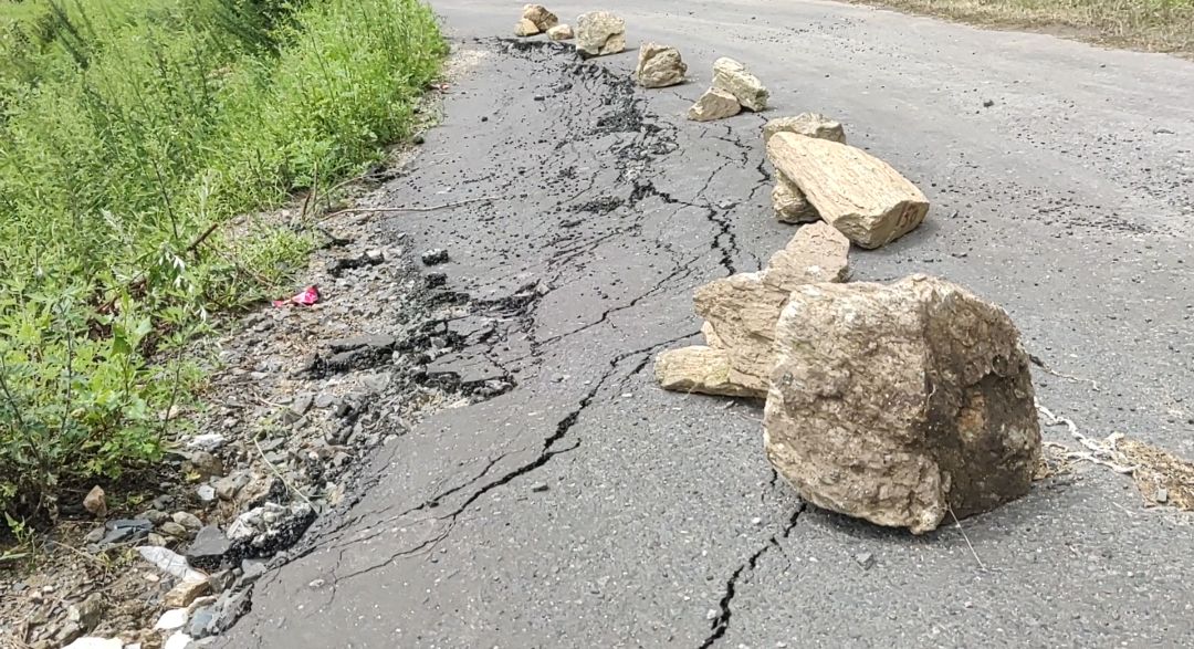 Road sunk in Dolga scissors in Karsog Mandi