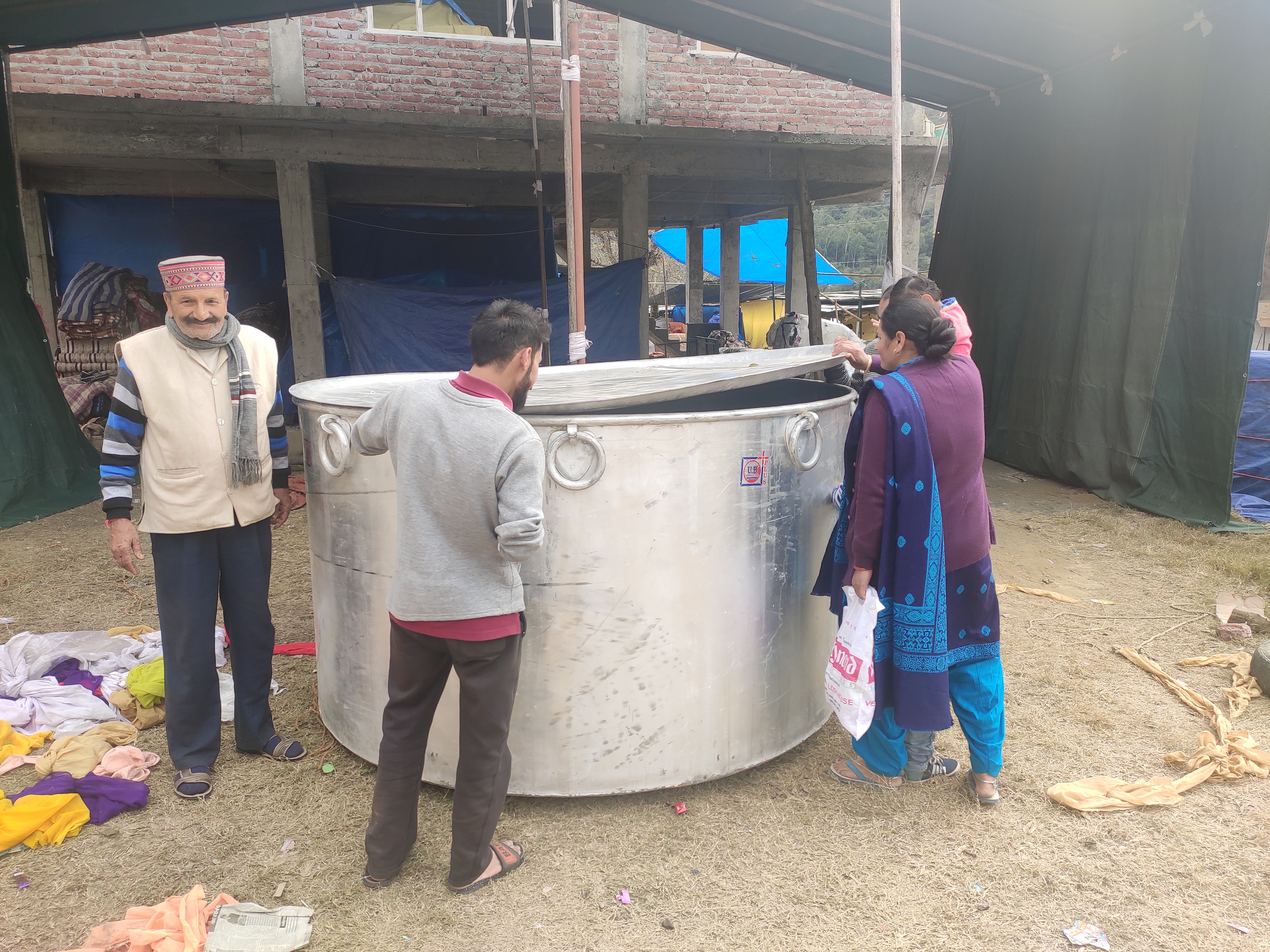 Preparations for the district level Makar Sakranti fair in karsog, तत्तापानी में इस पतीले में बनेगी 11 क्विंटल खिचड़ी