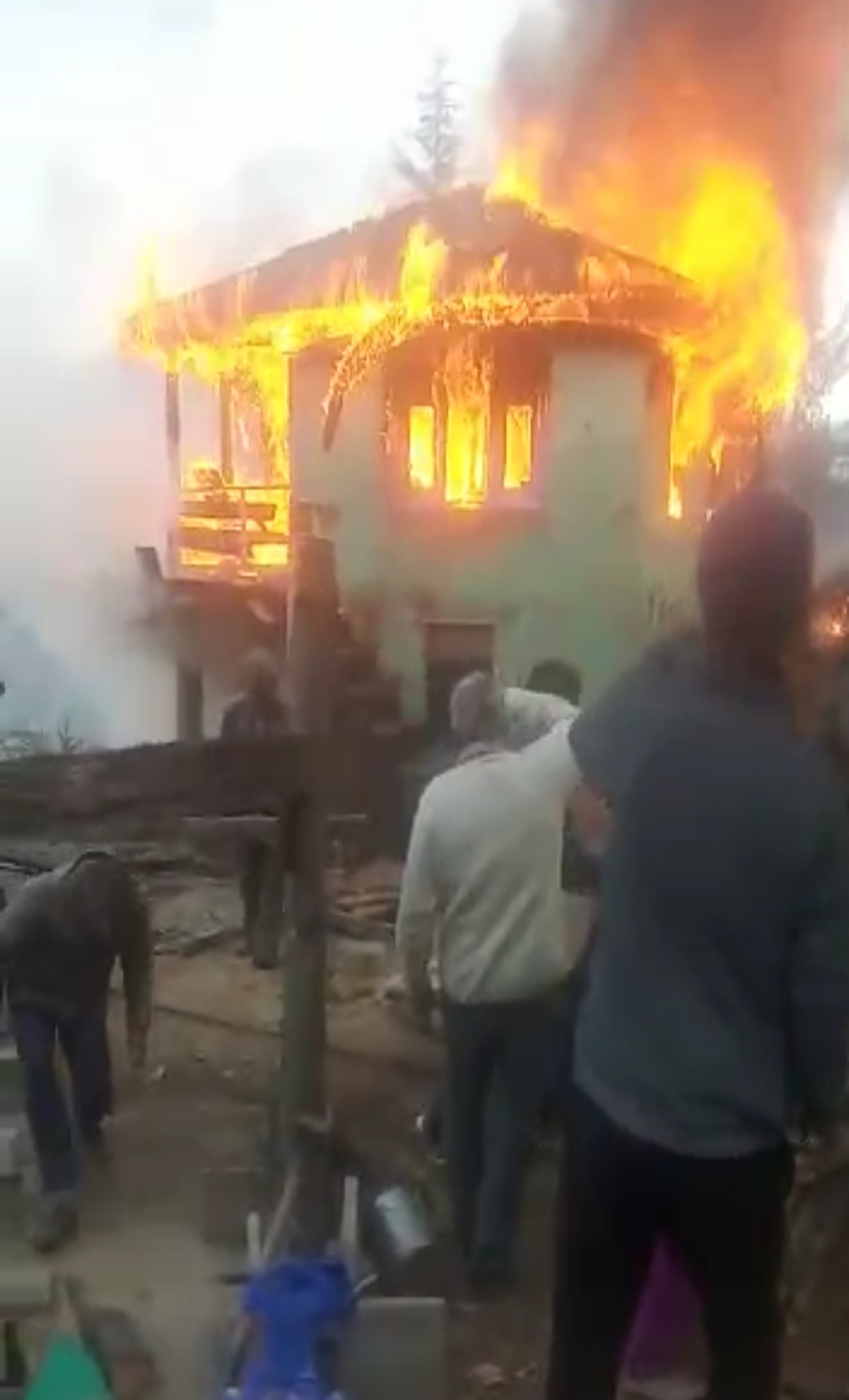 two storey house caught fire in karsog, सिलेंडर फटने से बड़ोगला में दो मंजिला मकान चढ़ा आग की भेंट