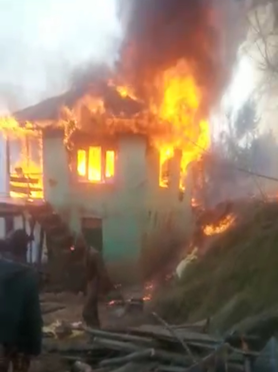 two storey house caught fire in karsog, सिलेंडर फटने से बड़ोगला में दो मंजिला मकान चढ़ा आग की भेंट