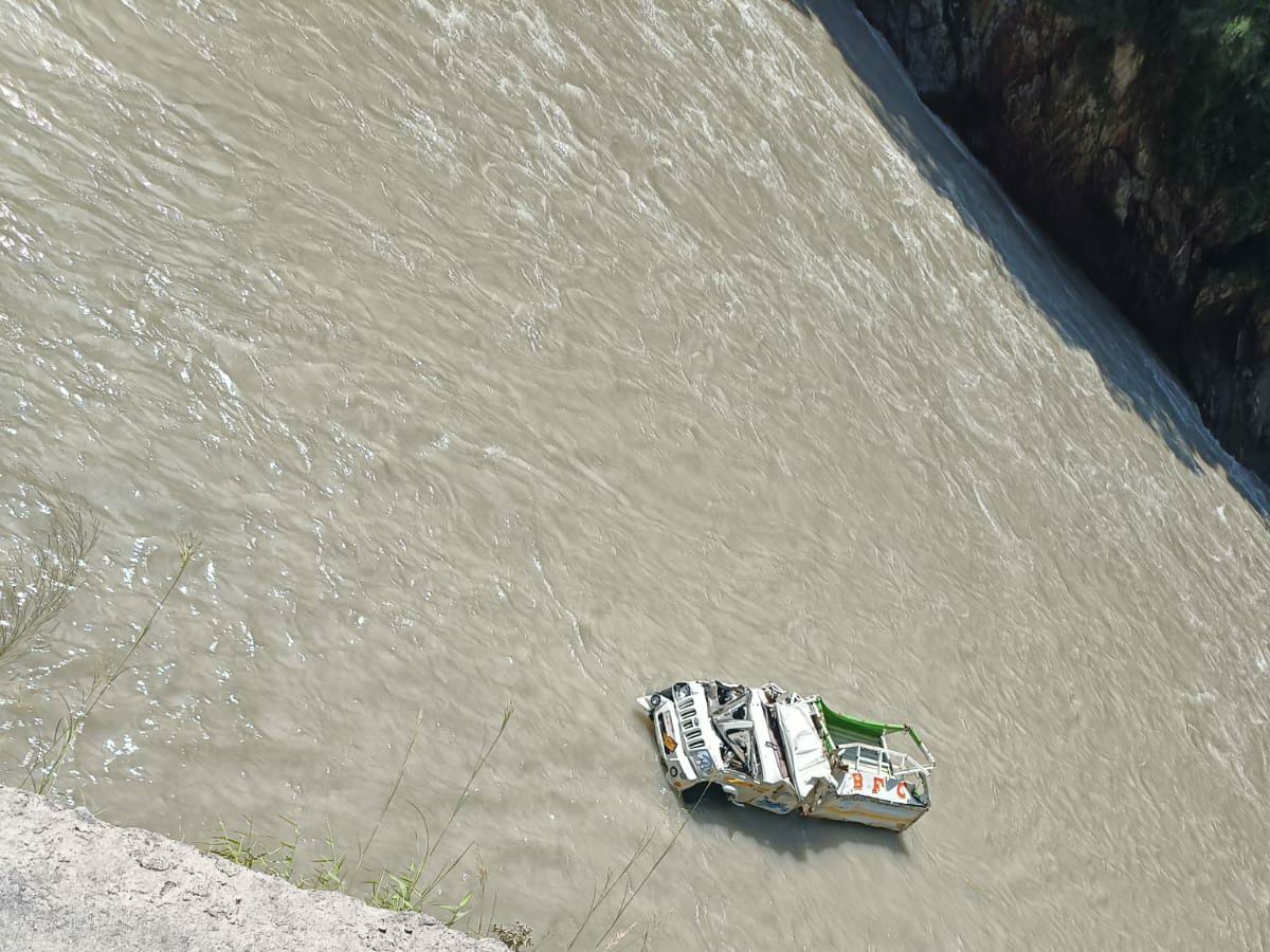 Jeep fell in Beas river in Mandi