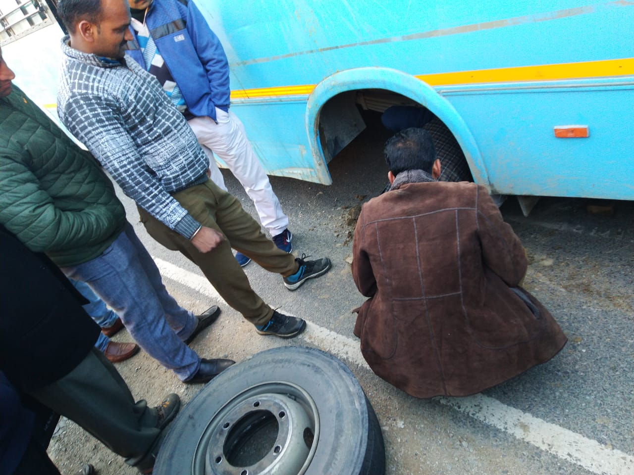 HRTC bus tires opened on shimla karsog road