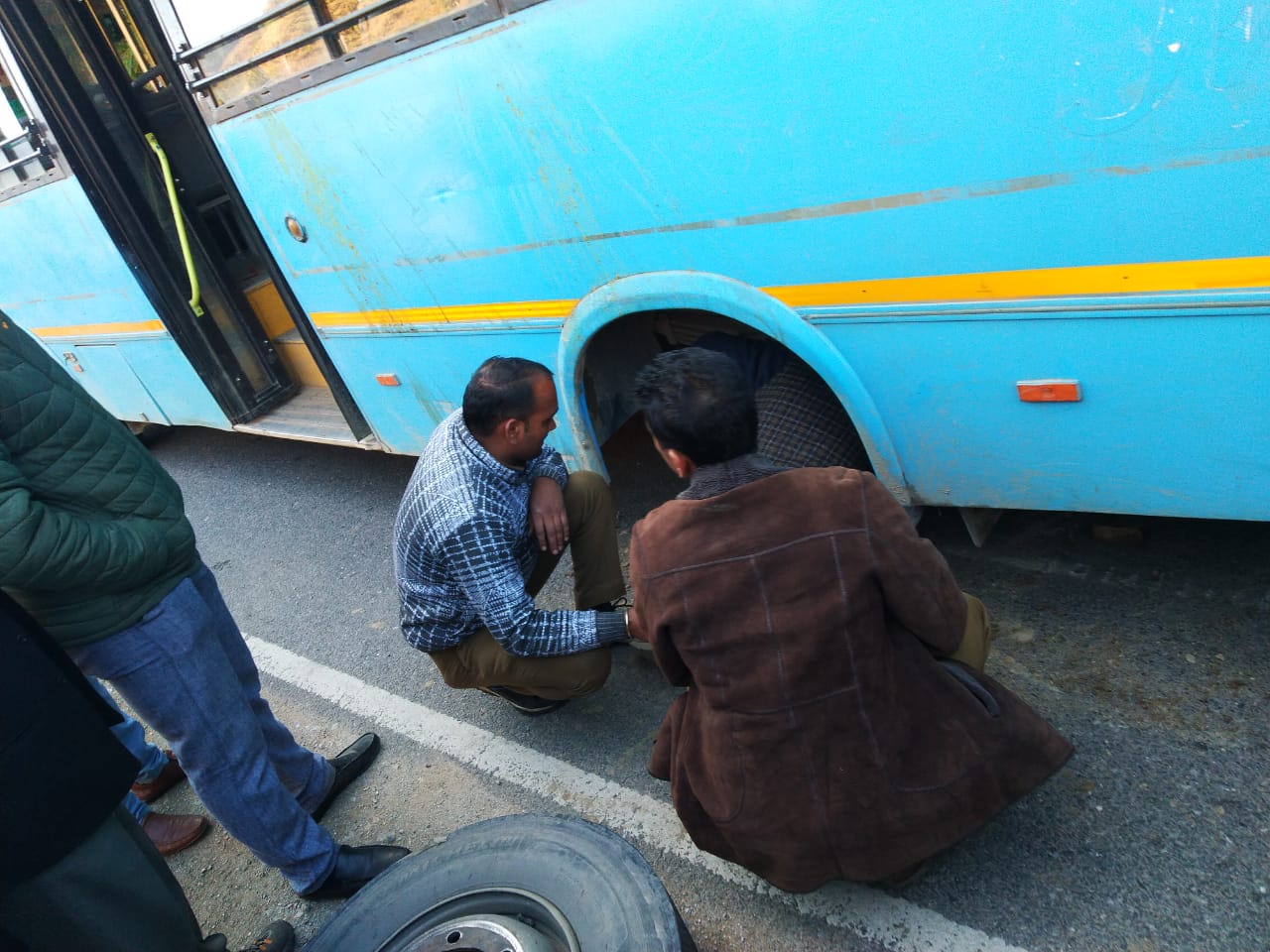 HRTC bus tires opened on shimla karsog road