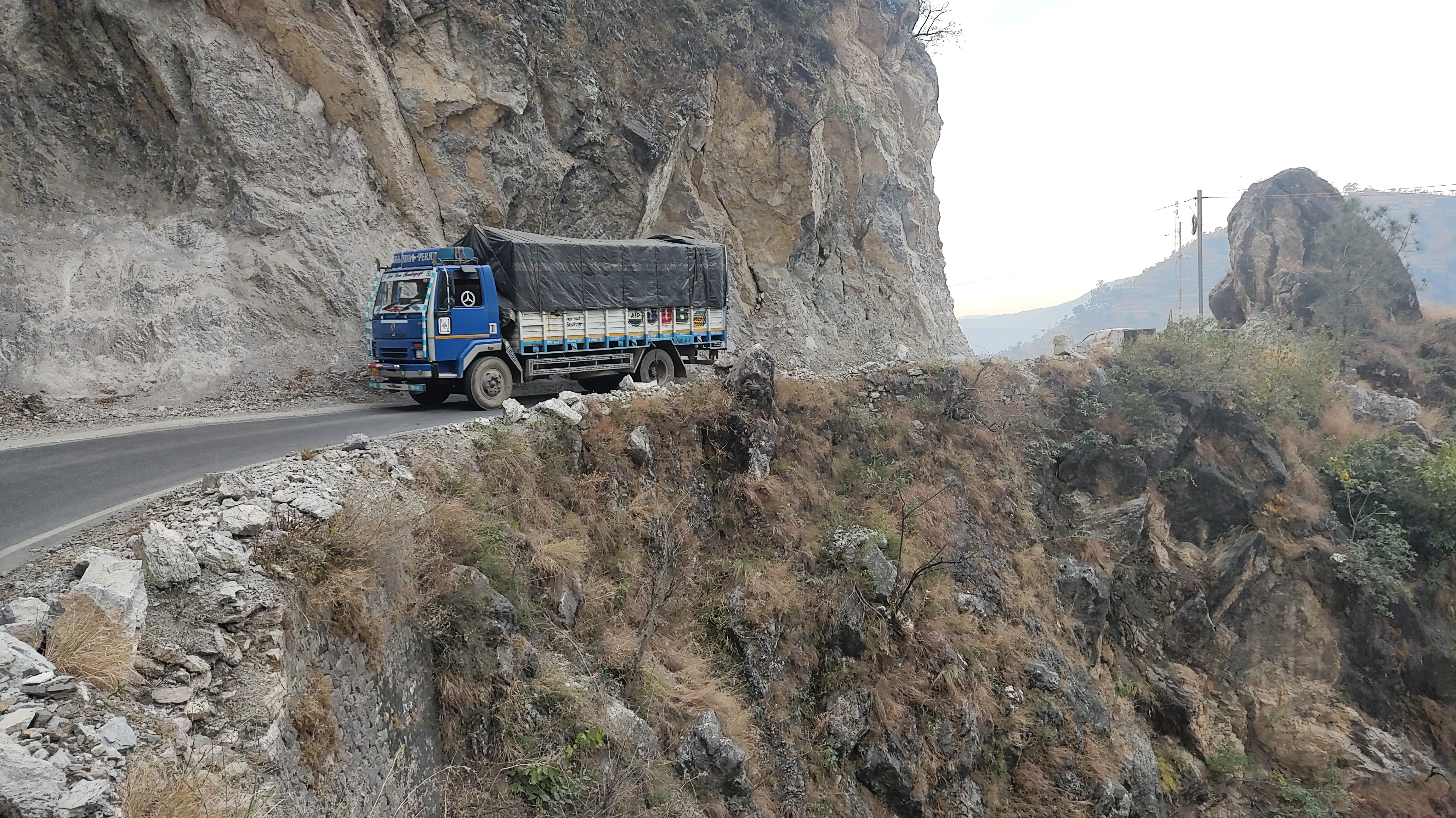 शिमला -मंडी वाया तत्तापानी सड़क पर क्रश बैरियर नहीं