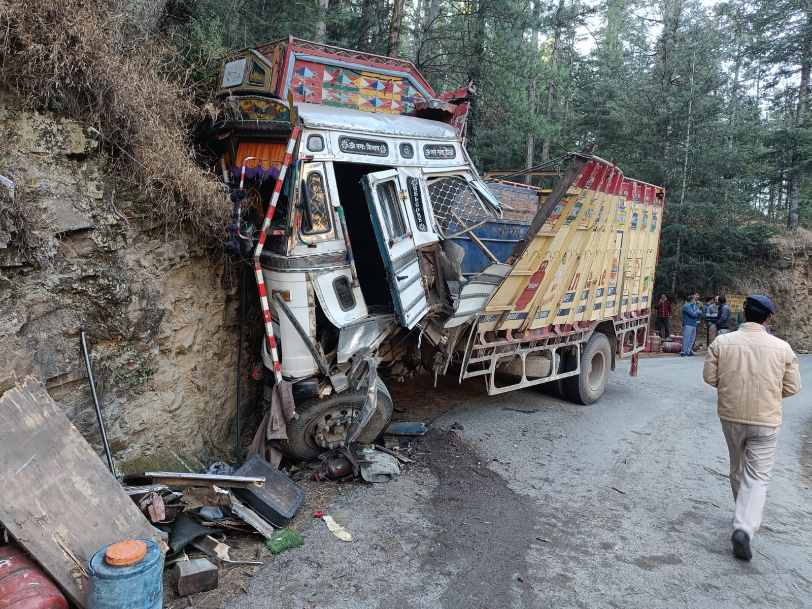 हादसा इतना खतरनाक था कि ट्रक आगे से पूरी तरह से क्षतिग्रस्त हो गया