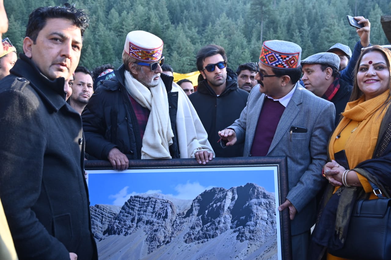 Minister Govind Singh welcomed Amitabh Bachchan in manali