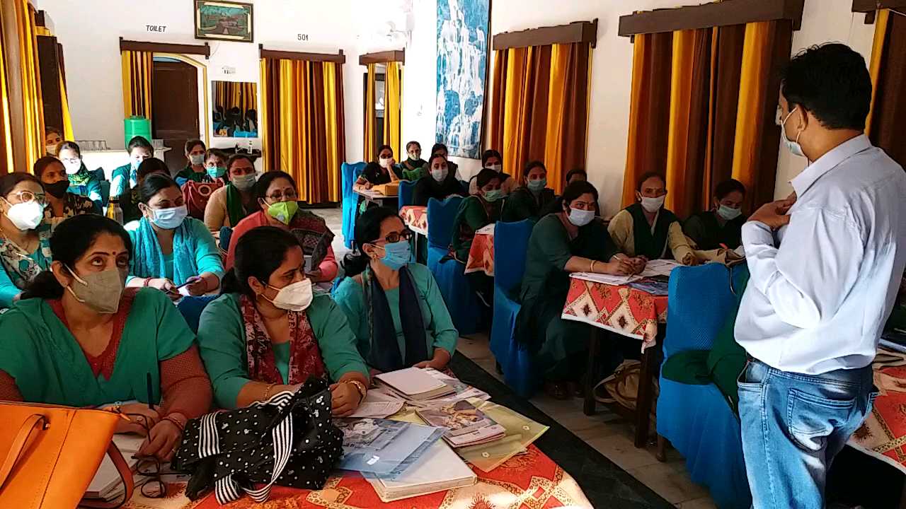 Asha workers are being trained in Nahan