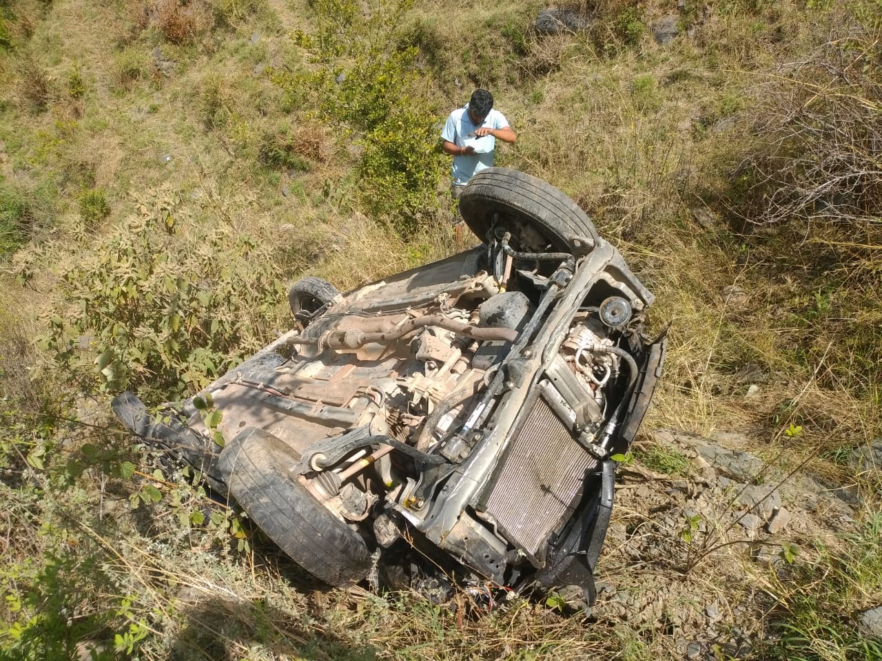 Car fell into a ditch in Sirmaur