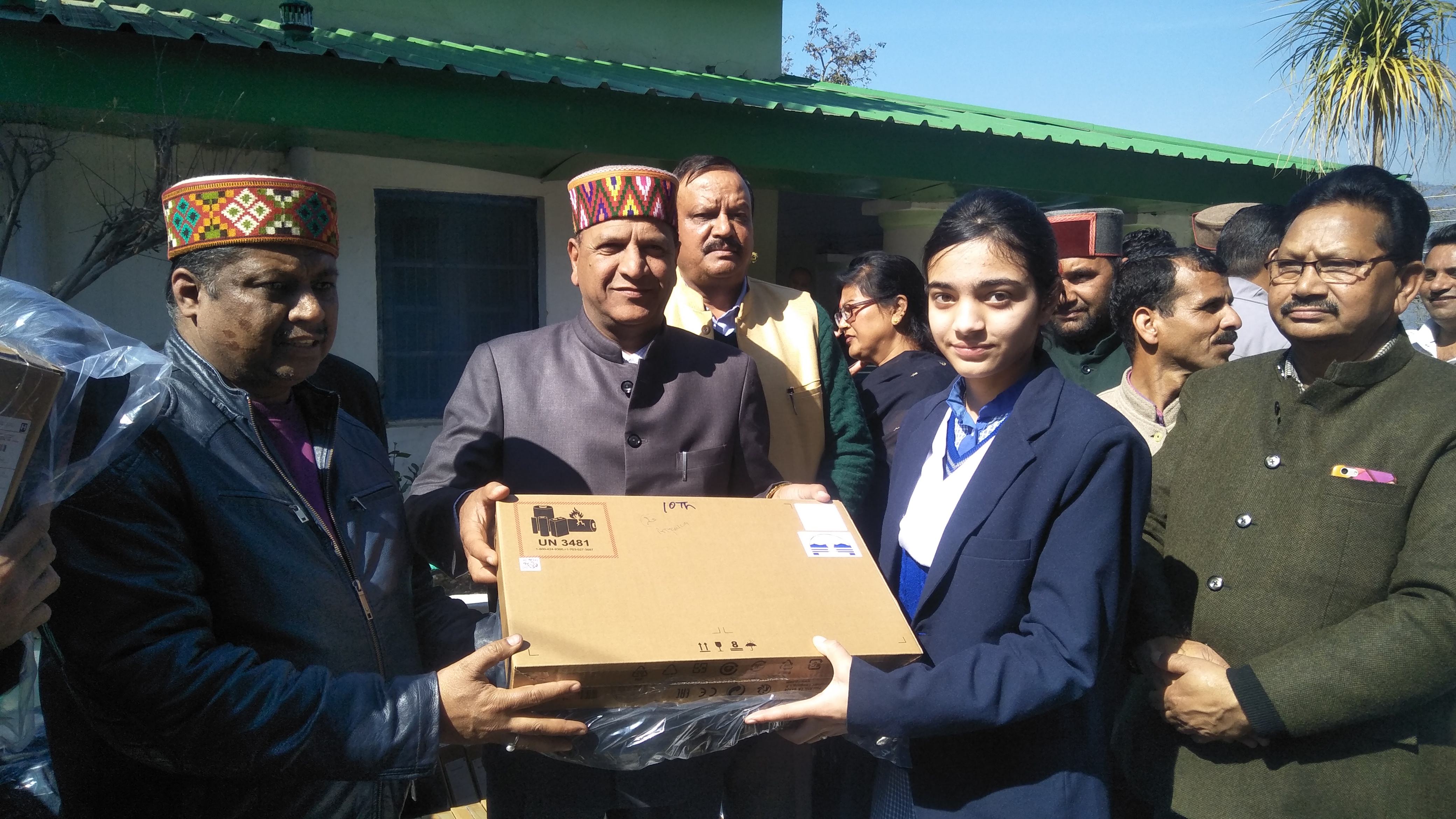 Bindal distributed laptops to the meritorious children, प्रदेश भाजपा अध्यक्ष बिंदल ने मेधावी बच्चों को बांटे लैपटॉप