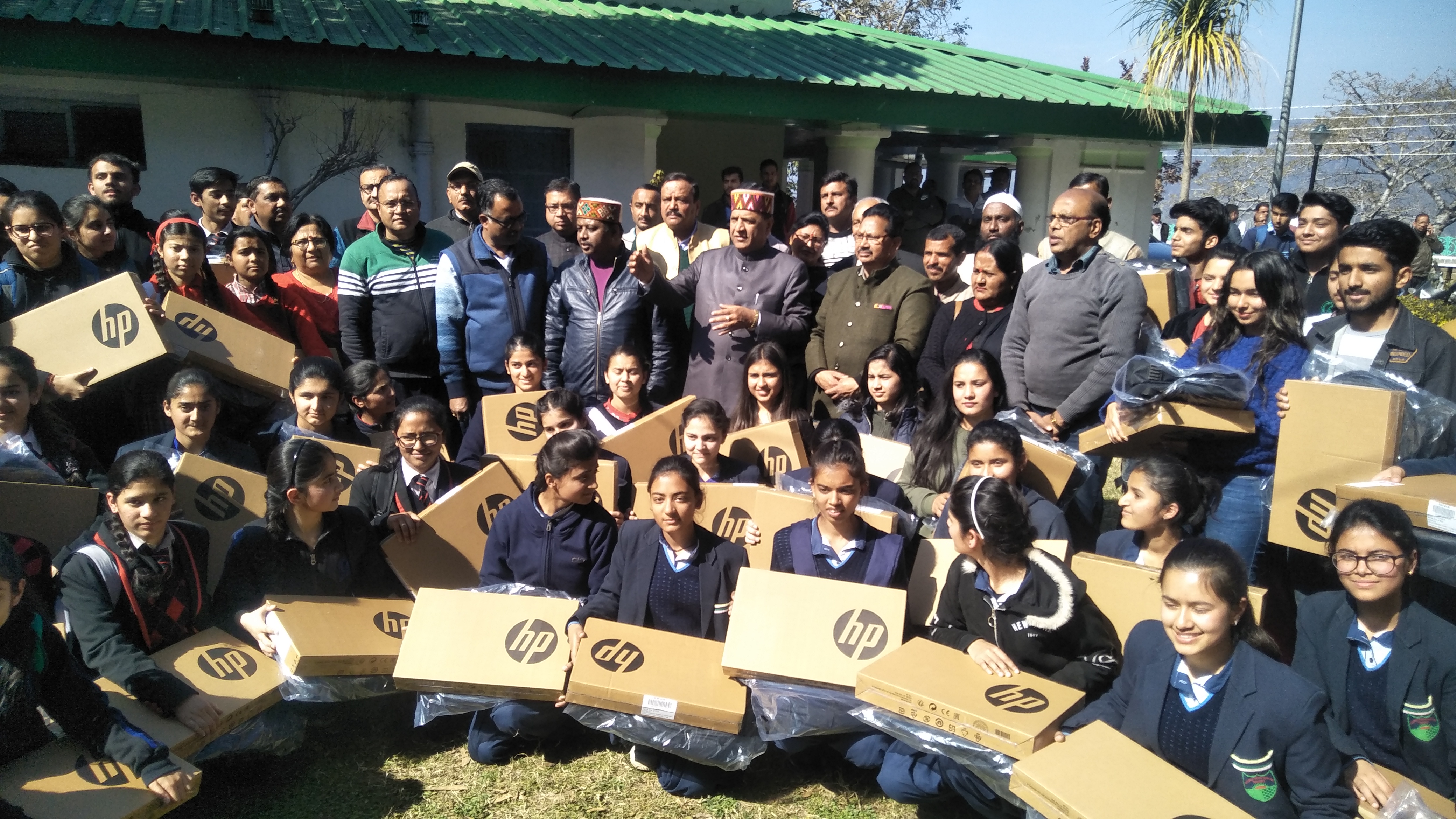 Bindal distributed laptops to the meritorious children, प्रदेश भाजपा अध्यक्ष बिंदल ने मेधावी बच्चों को बांटे लैपटॉप