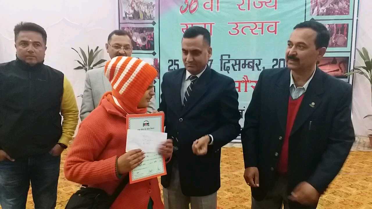 sapna achieved third place in flute playing, ददाहू की रहने वाली सपना ने दिव्यांगता को बांसुरी वादन से दी मात