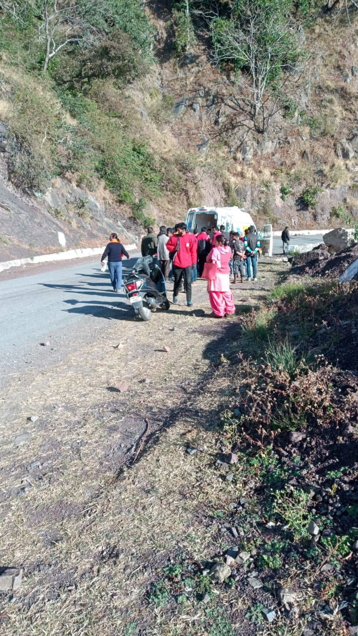 Car accident in Nahan, नाहन में कार हादसा