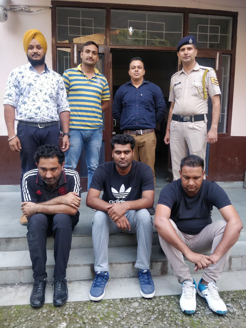 fraud case in nahan, पड़ोसी देशों से बच्चों का दाखिला करने के नाम पर ठगी, उत्तराखंड से 3 गिरफ्तार