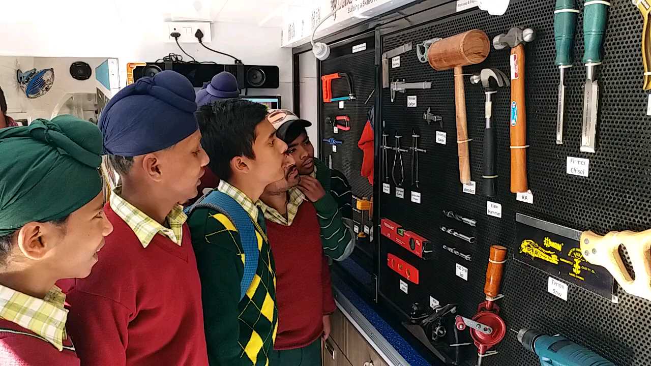 Information on vocational subjects given to students under Skill on Wheels program, 'स्किल ऑन व्हील्स' के तहत छात्रों को दी जा रही वोकेशनल विषयों पर जानकारी