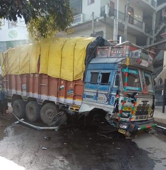 Truck accident near Nahan Carmal School, नाहन के कारमल स्कूल के पास ट्रक दुर्घटनाग्रस्त