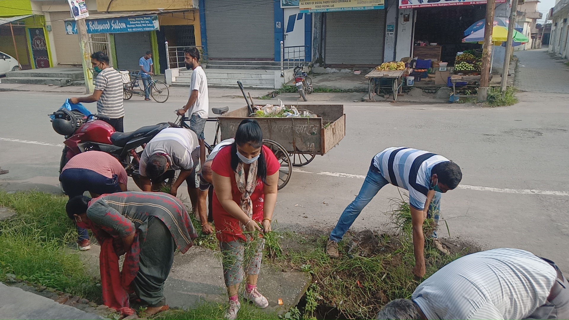 सफाई करते हुए कार्यकर्ता.