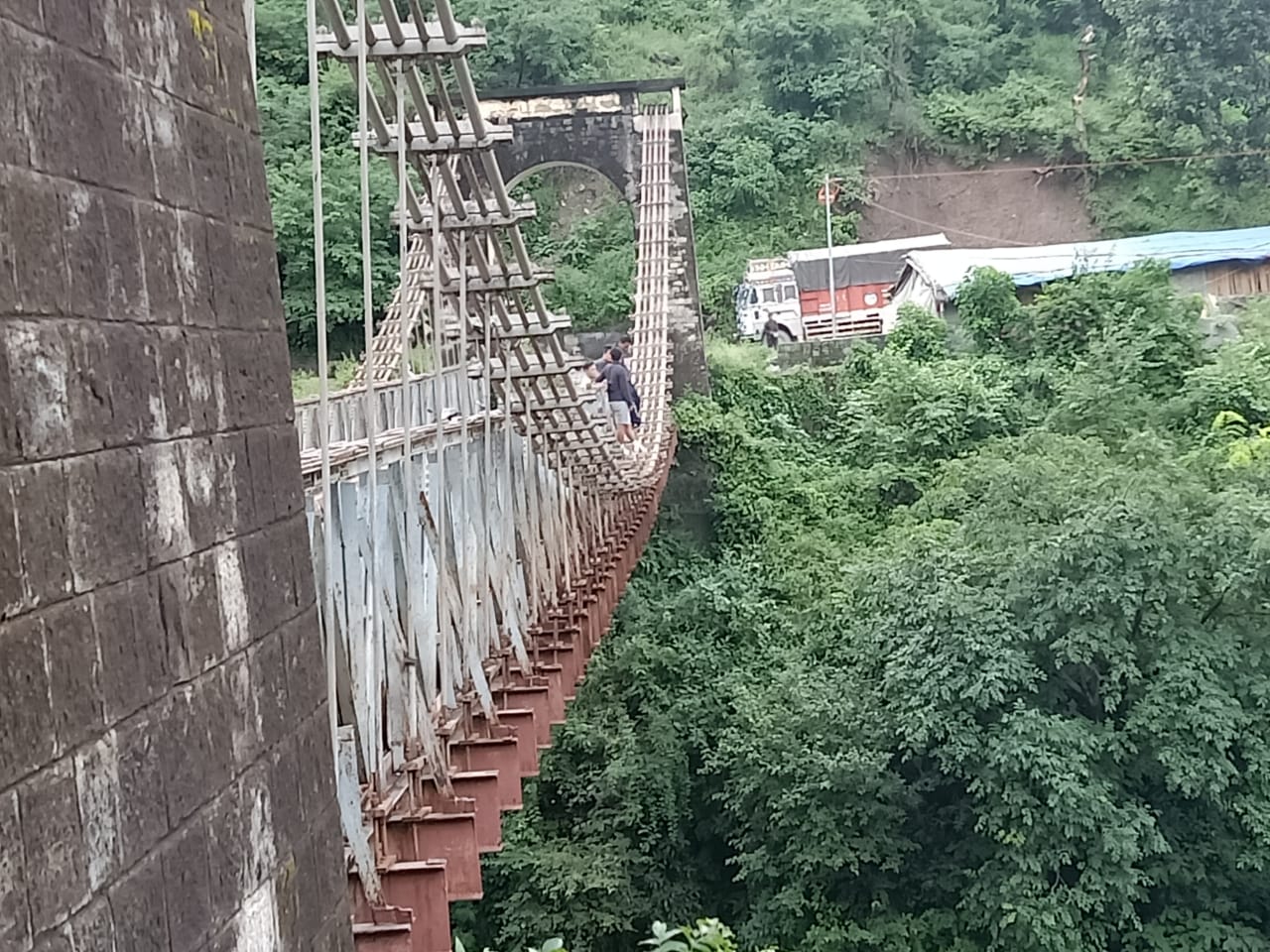 Paonta Sahib, selfies on unsafe bridge, पांवटा साहिब, सतौन, गिरी नदी, शिलाई, ईटीवी भारत