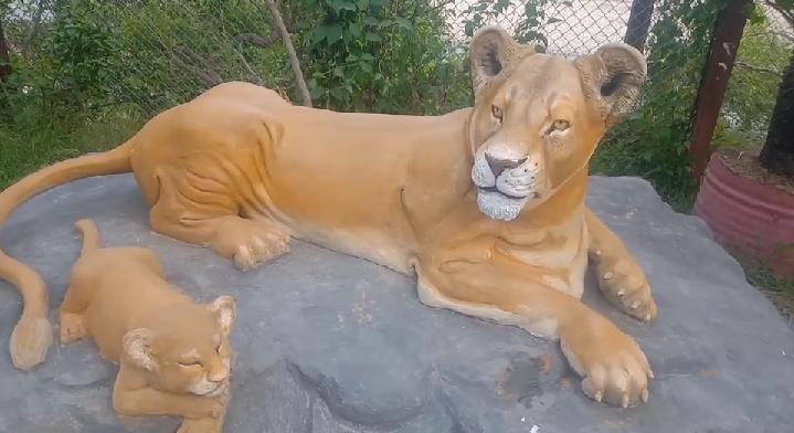 Statues of lioness and cub, शेरनी और शावक की मूर्तियाँ